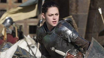 snow-white-huntsman-stewart-battle.jpg