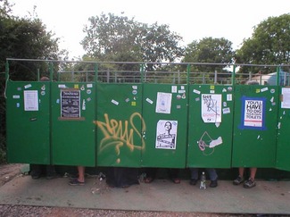 glastonbury-2003-toilet-l.jpg